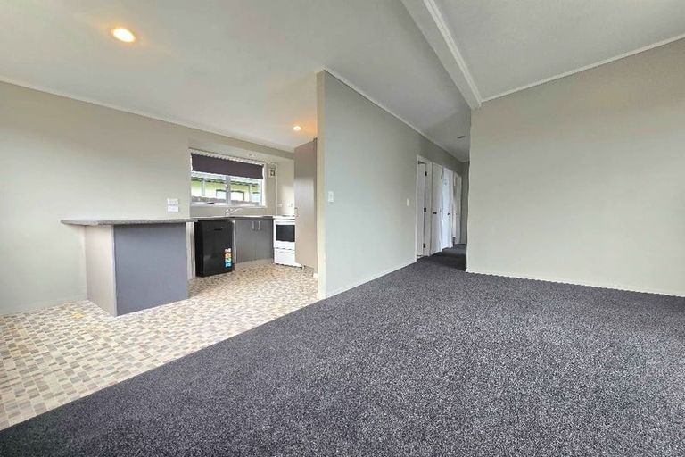 Photo of property in 5 Clayburn Road, Glen Eden, Auckland, 0602