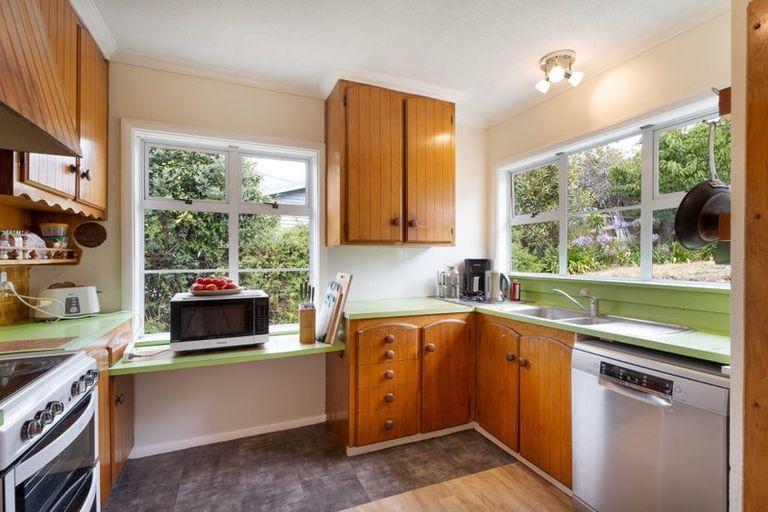 Photo of property in 37 Hampton Hill Road, Tawa, Wellington, 5028