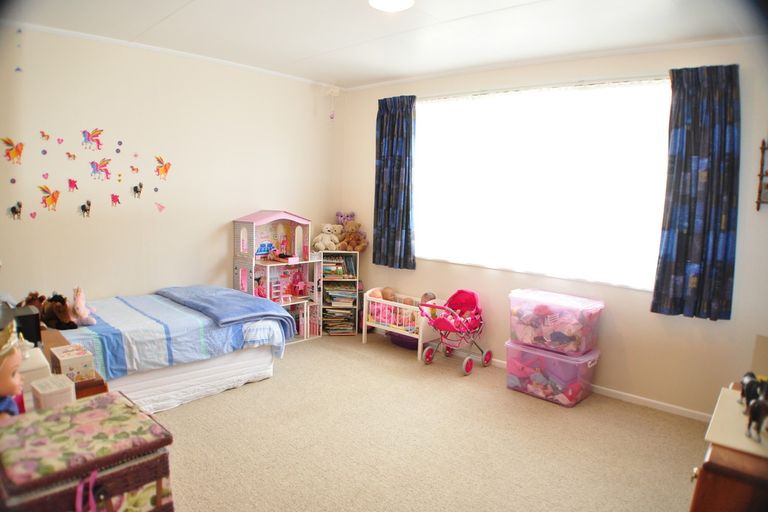 Photo of property in 129 Apollo Parade, Milson, Palmerston North, 4414