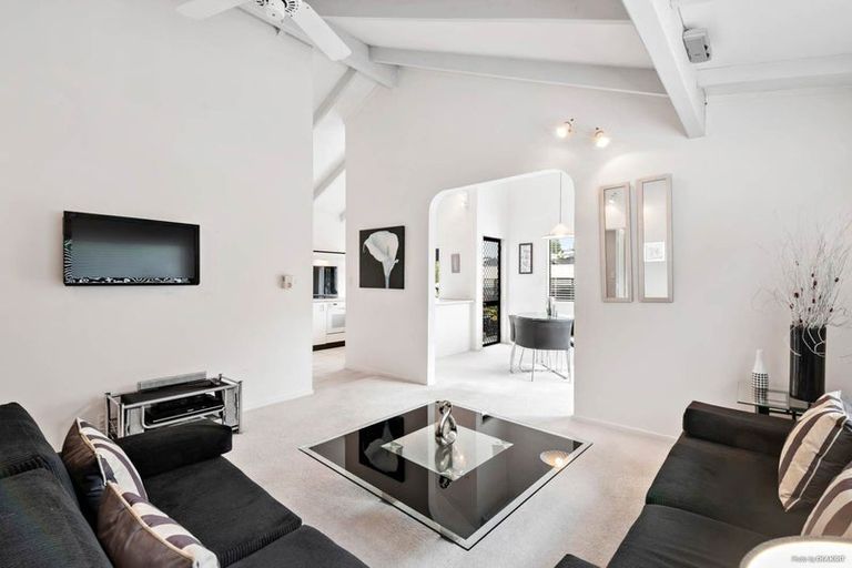 Photo of property in 2/17 Pax Avenue, Forrest Hill, Auckland, 0620