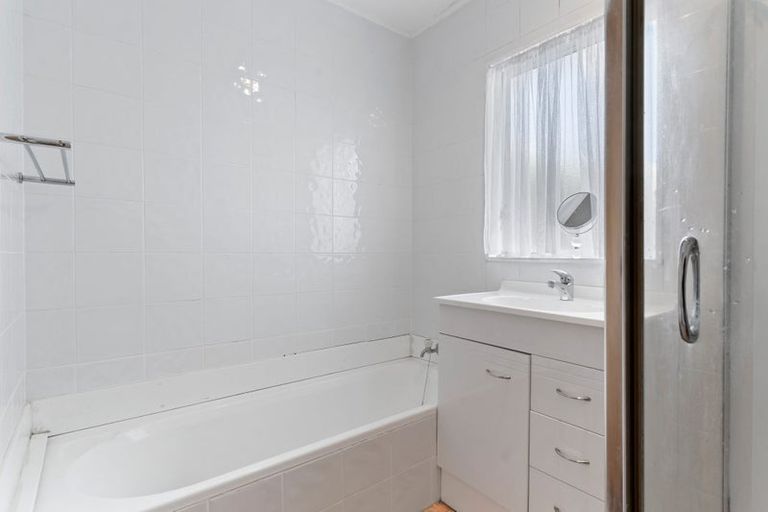 Photo of property in 6 Tetrarch Place, Totara Vale, Auckland, 0629