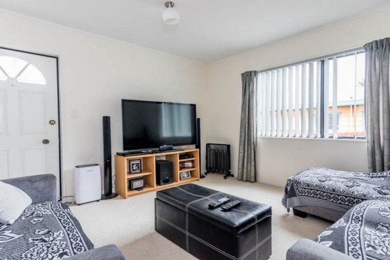 Photo of property in 2/52 Waitaki Street, Henderson, Auckland, 0612