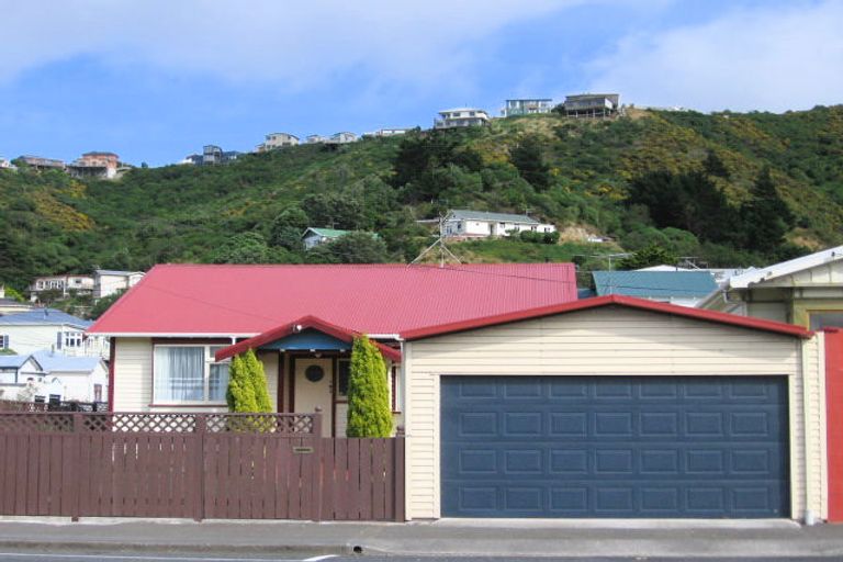 Photo of property in 60 Derwent Street, Island Bay, Wellington, 6023