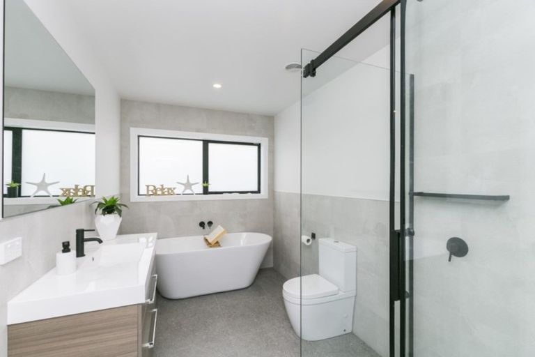 Photo of property in 5 Heaphy Court, Aotea, Porirua, 5024