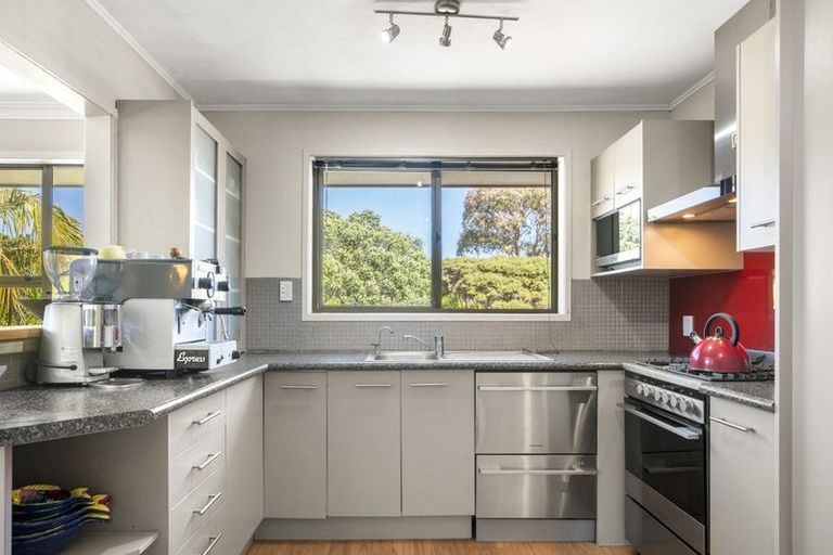Photo of property in 4 Fitzpatrick Place, Chatswood, Auckland, 0626