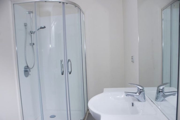 Photo of property in 559b Glenfield Road, Glenfield, Auckland, 0629