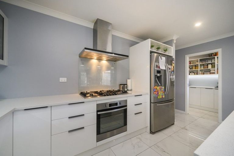 Photo of property in 126 Johnstone Drive, Fitzherbert, Palmerston North, 4410