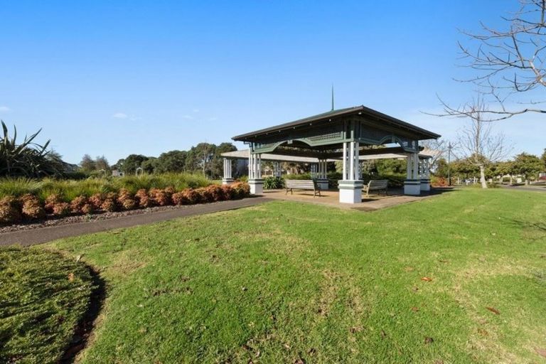 Photo of property in 8 Vinograd Drive, Te Atatu Peninsula, Auckland, 0610