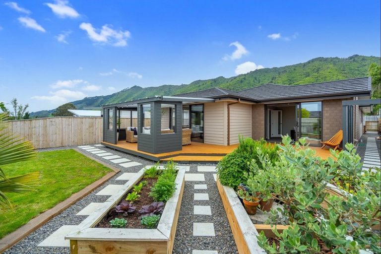 Photo of property in 11 Mahia Lane, Waikanae, 5036