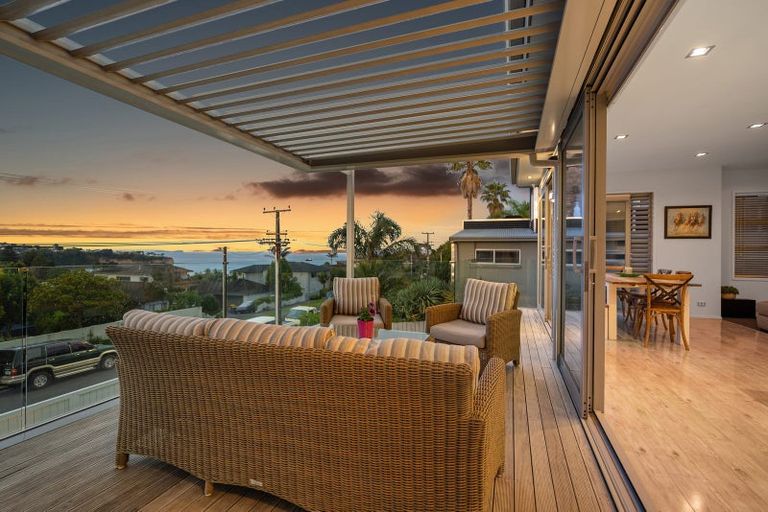 Photo of property in 15 Beechwood Road, Rothesay Bay, Auckland, 0630