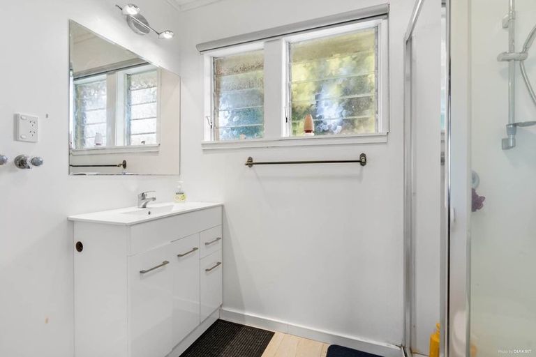 Photo of property in 1/90 Te Atatu Road, Te Atatu South, Auckland, 0610