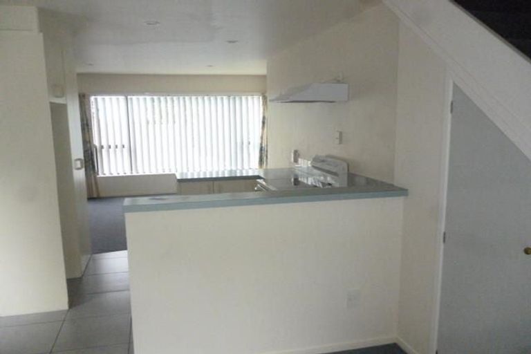 Photo of property in 8a Kingsclere Place, Goodwood Heights, Auckland, 2105