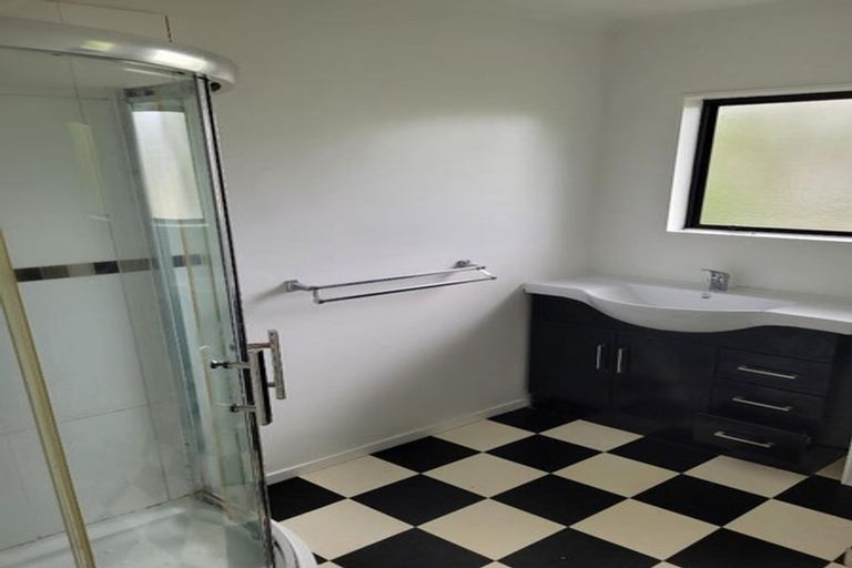 Photo of property in 2/23 Weldene Avenue, Glenfield, Auckland, 0629