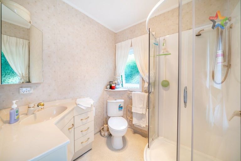 Photo of property in 5 Mokopuna Grove, Stokes Valley, Lower Hutt, 5019