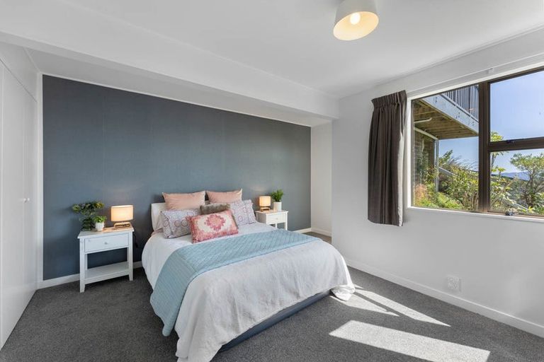 Photo of property in 10 Latham Road, York Bay, Lower Hutt, 5013