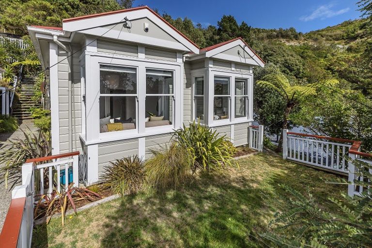Photo of property in 32 Freeling Street, Island Bay, Wellington, 6023