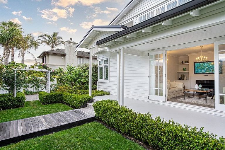 Photo of property in 13 Ocean View Road, Milford, Auckland, 0620