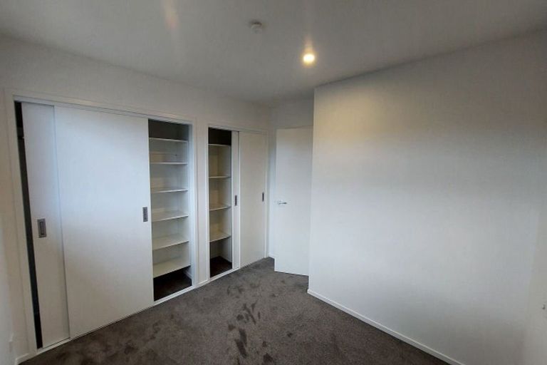 Photo of property in 9/23 Awaroa Road, Sunnyvale, Auckland, 0612