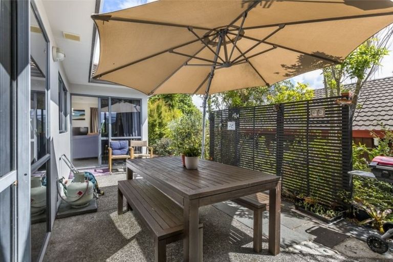 Photo of property in 22 Chedworth Drive, Glenfield, Auckland, 0629