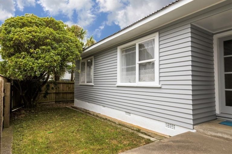 Photo of property in 58 Broderick Road, Johnsonville, Wellington, 6037