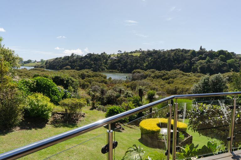 Photo of property in 106 Kemp Road, Massey, Auckland, 0614