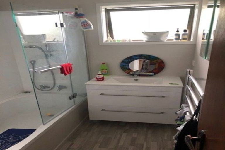 Photo of property in 2/4 Ti Nana Crescent, Henderson, Auckland, 0610