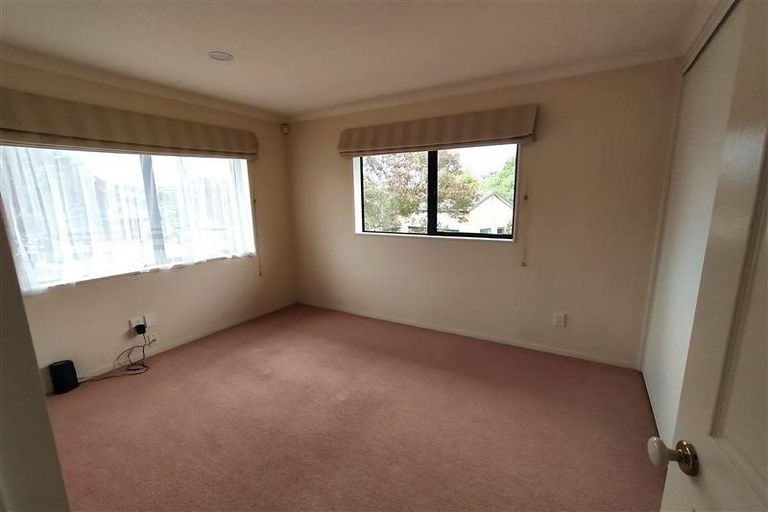 Photo of property in 11 Woodridge Avenue, Northcross, Auckland, 0630