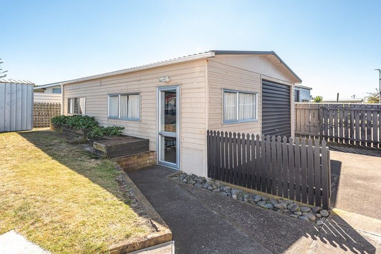 Photo of property in 64 Hinau Street, Castlecliff, Whanganui, 4501
