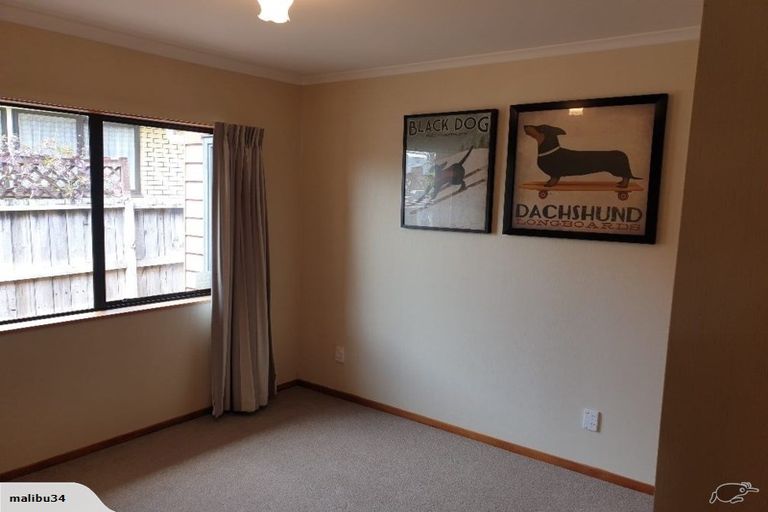 Photo of property in 16 Taupiko Place, Green Bay, Auckland, 0604