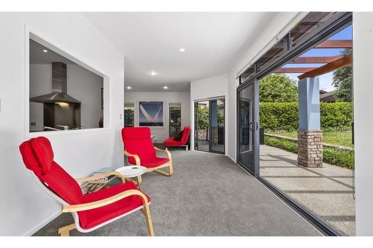 Photo of property in 17 Scarlet Oak Drive, Schnapper Rock, Auckland, 0632
