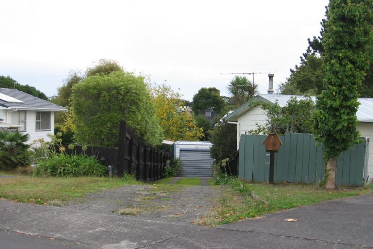 Photo of property in 2/21 St Margaret Place, West Harbour, Auckland, 0618