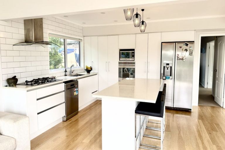 Photo of property in 42 Ravenstone Place, Chatswood, Auckland, 0626