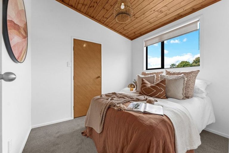 Photo of property in 12 Cleve Road, Green Bay, Auckland, 0604