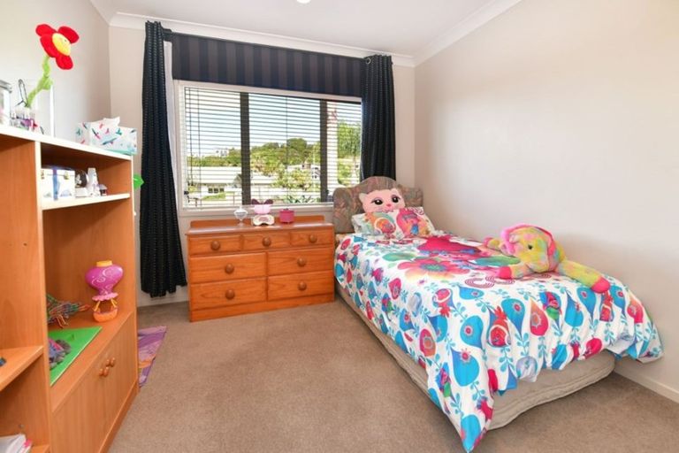 Photo of property in 12 Astor Place, Orewa, 0931