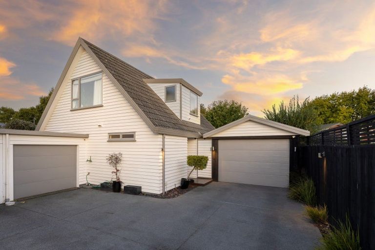 Photo of property in 2/52 Crofton Road, Harewood, Christchurch, 8051