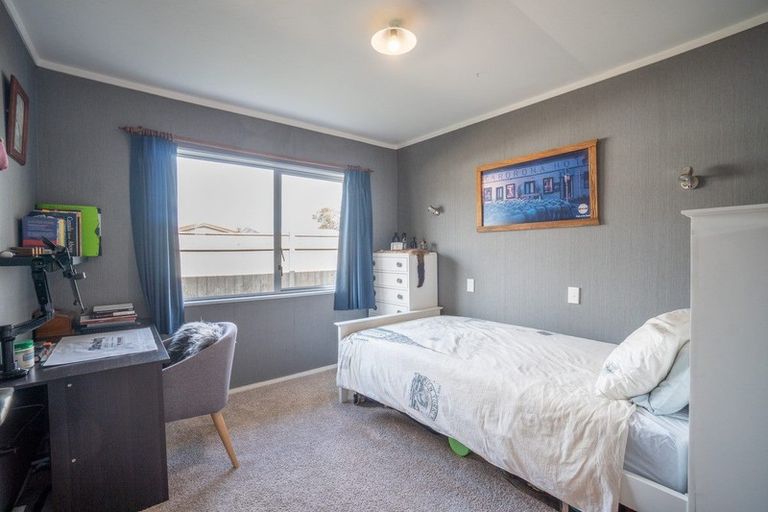 Photo of property in 42 Suzanne Grove, Kelvin Grove, Palmerston North, 4414
