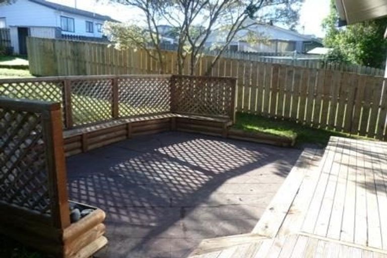 Photo of property in 3 Thalia Place, Totara Vale, Auckland, 0629