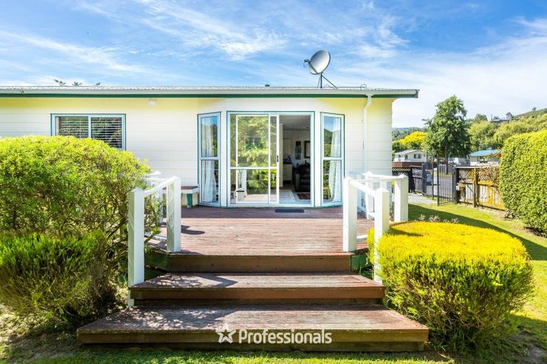 Photo of property in 1 Gemstone Drive, Birchville, Upper Hutt, 5018
