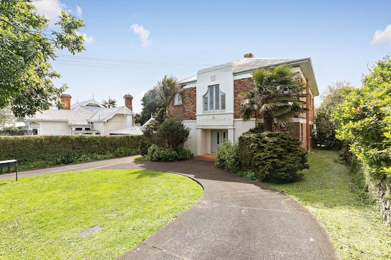 Photo of property in 75 Valley Road, Pukekohe, 2120