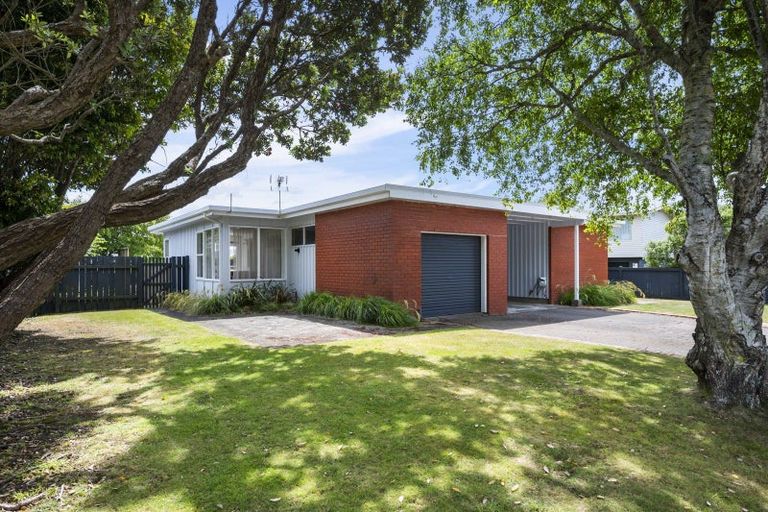 Photo of property in 50 Churton Drive, Churton Park, Wellington, 6037