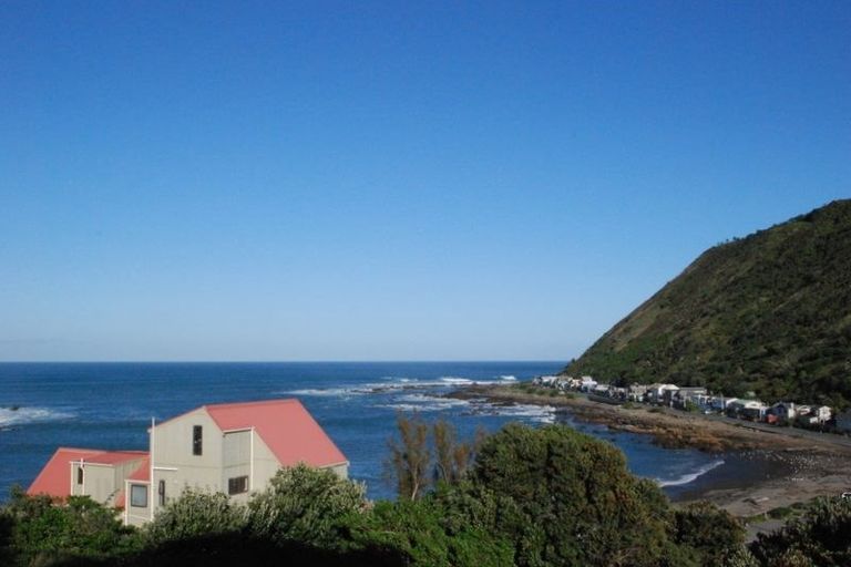 Photo of property in 4/6 Robertson Street, Owhiro Bay, Wellington, 6023