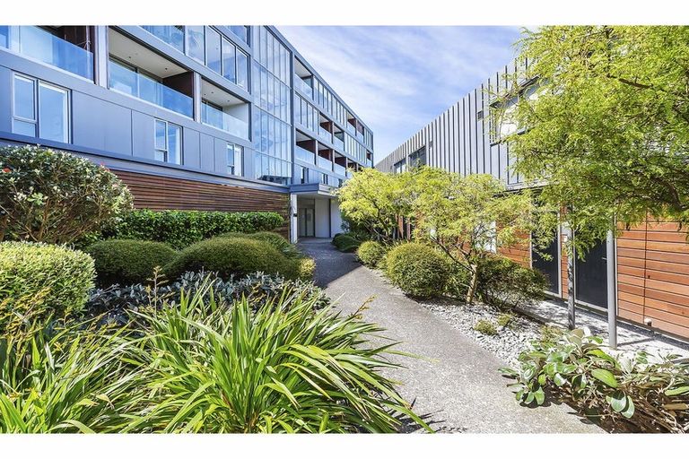 Photo of property in Patent 326 Apartments, 203s/326 Evans Bay Parade, Hataitai, Wellington, 6021