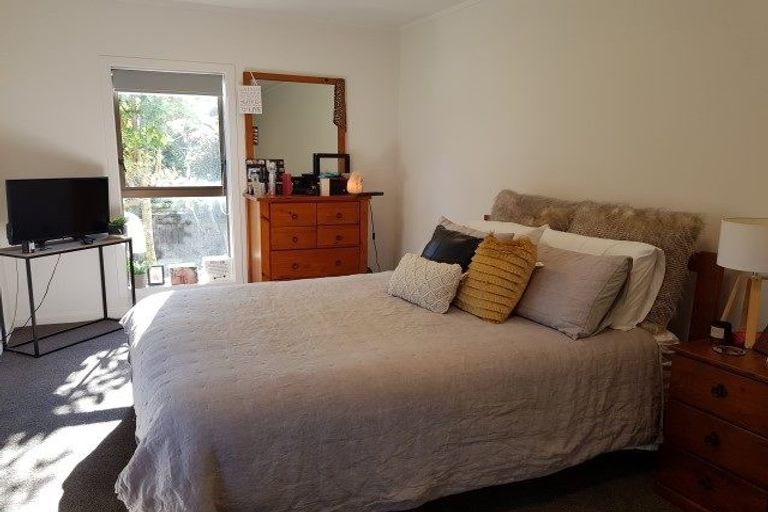 Photo of property in 3 Oak Avenue, Paremata, Porirua, 5024