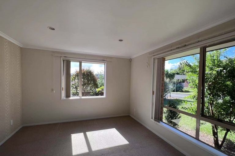 Photo of property in 5 Sunvista Avenue, Oteha, Auckland, 0632