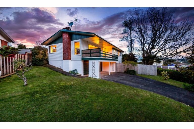 Photo of property in 72 La Rosa Street, Green Bay, Auckland, 0604