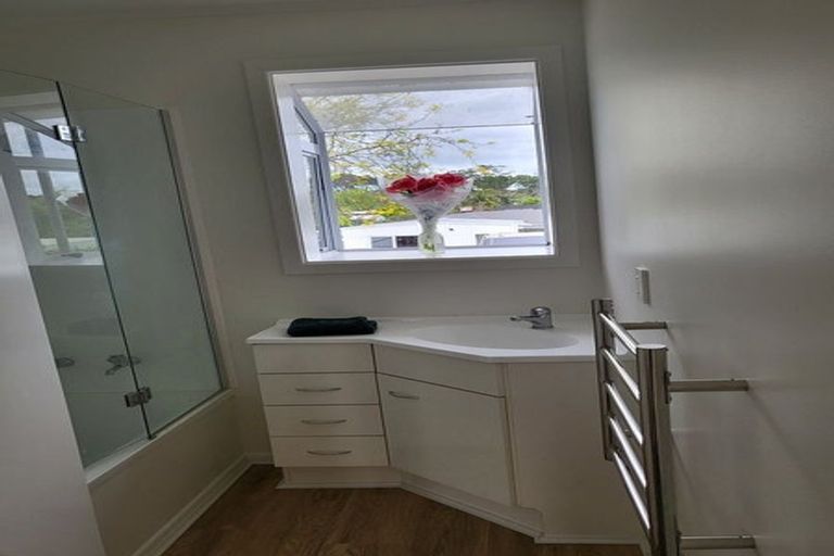 Photo of property in 4 Beazley Place, Glendene, Auckland, 0602