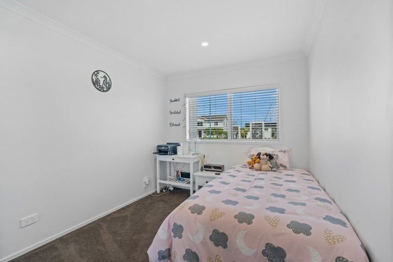 Photo of property in 6 Fred Carr Place, One Tree Point, 0118