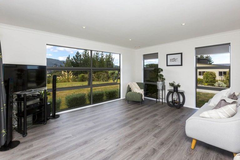 Photo of property in 6 Mount Marua Way, Timberlea, Upper Hutt, 5018