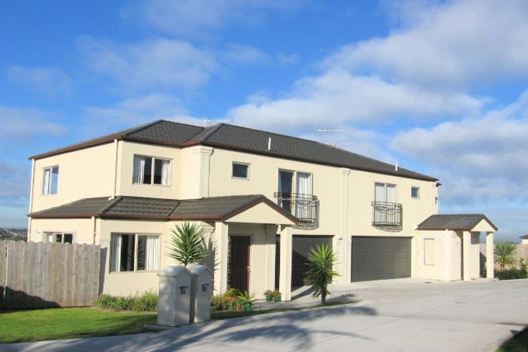 Photo of property in 8b Andover Way, Goodwood Heights, Auckland, 2105