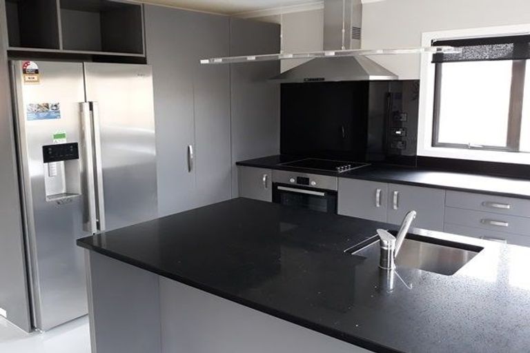 Photo of property in 128 Johnstone Drive, Fitzherbert, Palmerston North, 4410